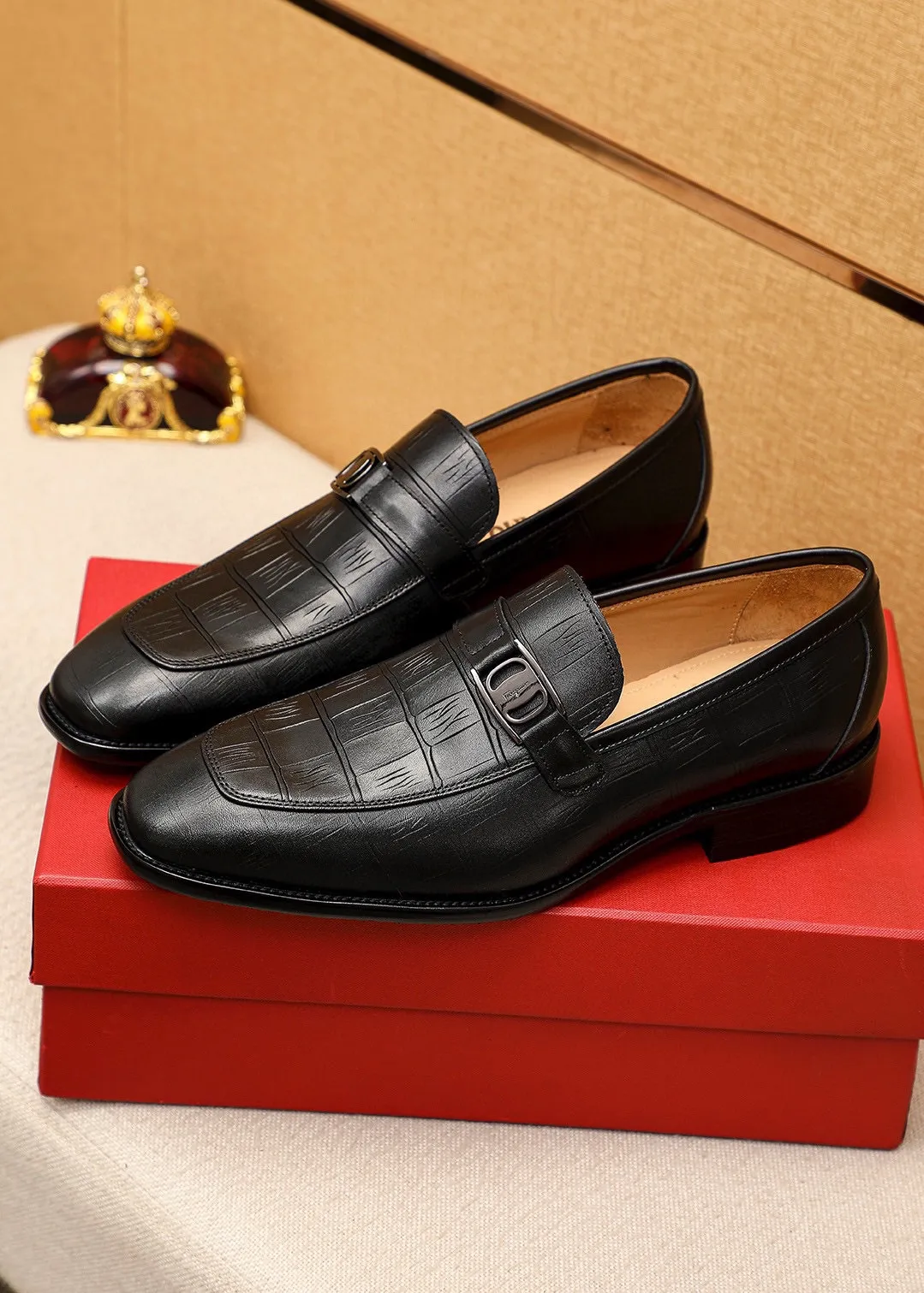Men's shoes💰480💰 Product trademark: Ferragamo "Ferragamo" casual leather shoes Regular size: 38-44 (custom-made for 45🉑️) Product materials: Selected imported first-layer calfskin upper + original hardware buckle, imported water-dyed cowhide leather lining. Strong three-dimensional visual effect, combined outsole Color: 1⃣️color optional